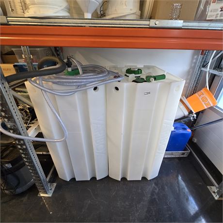2 doppelwandige Lagertanks 250 l (VARIBOX CC250) für Gefahrstoffe